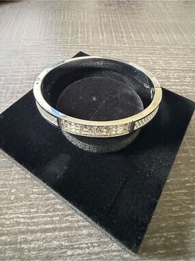 SWAROVSKI CRYSTAL ETHIC SILVER BANGLE BRACELET Hinged Bangle